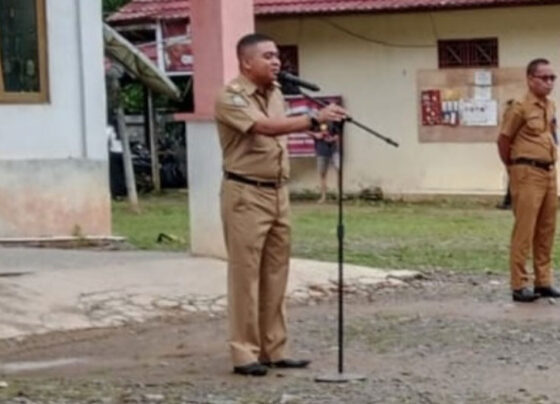 Camat Katingan Tengah, Purwoko saat memimpin apel di halaman kantor camat setempat.