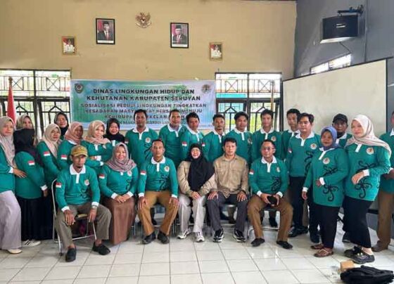 DLHK Seruyan bersama peserta sosialisasi Peduli Lingkungan di Aula Kecamatan Danau Seluluk, Seruyan, Selasa 19 November 2024