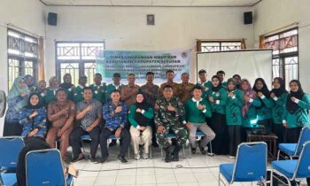 DLHK Seruyan bersama peserta sosialisasi Peduli Lingkungan di Aula Kecamatan Hanau, Seruyan, Senin, 18 November 2024.