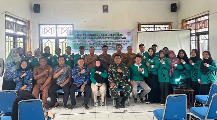 DLHK Seruyan bersama peserta sosialisasi Peduli Lingkungan di Aula Kecamatan Hanau, Seruyan, Senin, 18 November 2024.