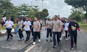 Dandim 1019 Katingan Letkol Inf Sulkifli bersama Pj Bupati Katingan Sutoyo mengikuti jalan sehat pilkada damai yang digelar pihak KPU setempat, Minggu, 18 November 2024