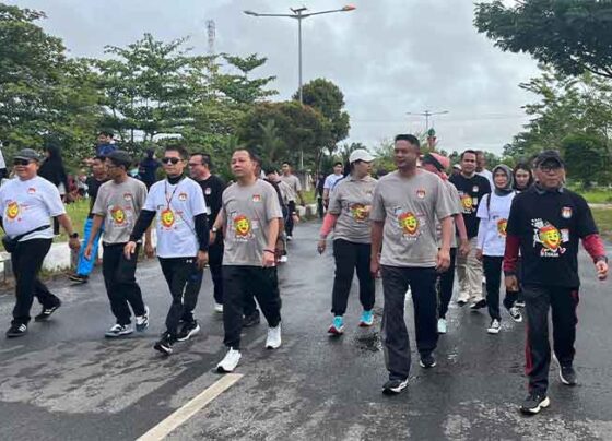 Dandim 1019 Katingan Letkol Inf Sulkifli bersama Pj Bupati Katingan Sutoyo mengikuti jalan sehat pilkada damai yang digelar pihak KPU setempat, Minggu, 18 November 2024