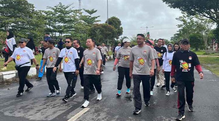 Dandim 1019 Katingan Letkol Inf Sulkifli bersama Pj Bupati Katingan Sutoyo mengikuti jalan sehat pilkada damai yang digelar pihak KPU setempat, Minggu, 18 November 2024