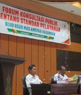 Direktur BLUD RSUD Mas Amsyar Kasongan dr Agnes Nissa Paulina menyampaikan sambutan pada acara forum konsultasi publik