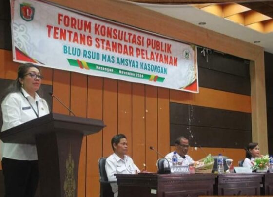 Direktur BLUD RSUD Mas Amsyar Kasongan dr Agnes Nissa Paulina menyampaikan sambutan pada acara forum konsultasi publik