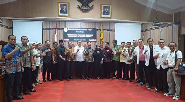 Foto bersama usai RDP Komisi III DPRD Kotim dengan manajemen RSUD dr Murjani Sampit, Rabu, 6 November 2024.