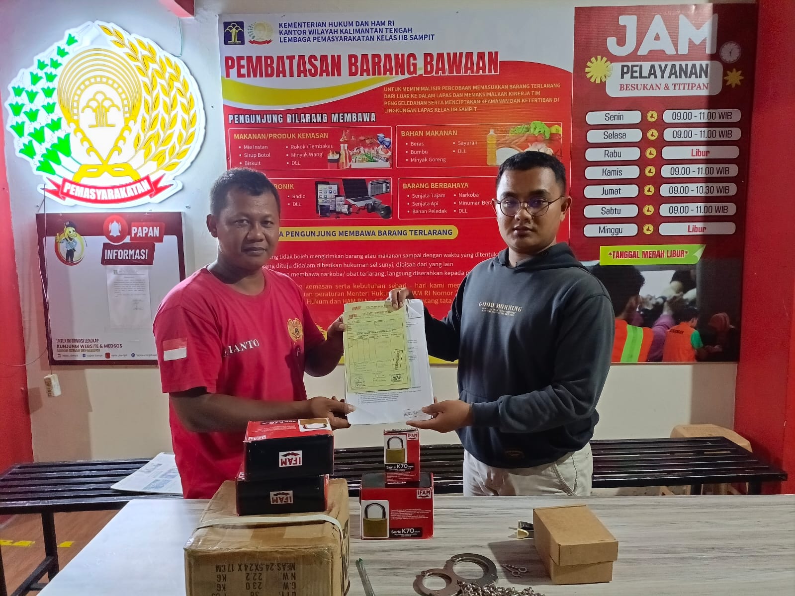 Ditjenpas Salurkan Puluhan Gembok dan Borgol kepada Lapas Klas IIB Sampit