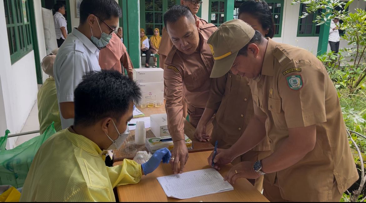 Ratusan Pegawai Dinas Kesehatan Kotim Laksanakan Tes Urine