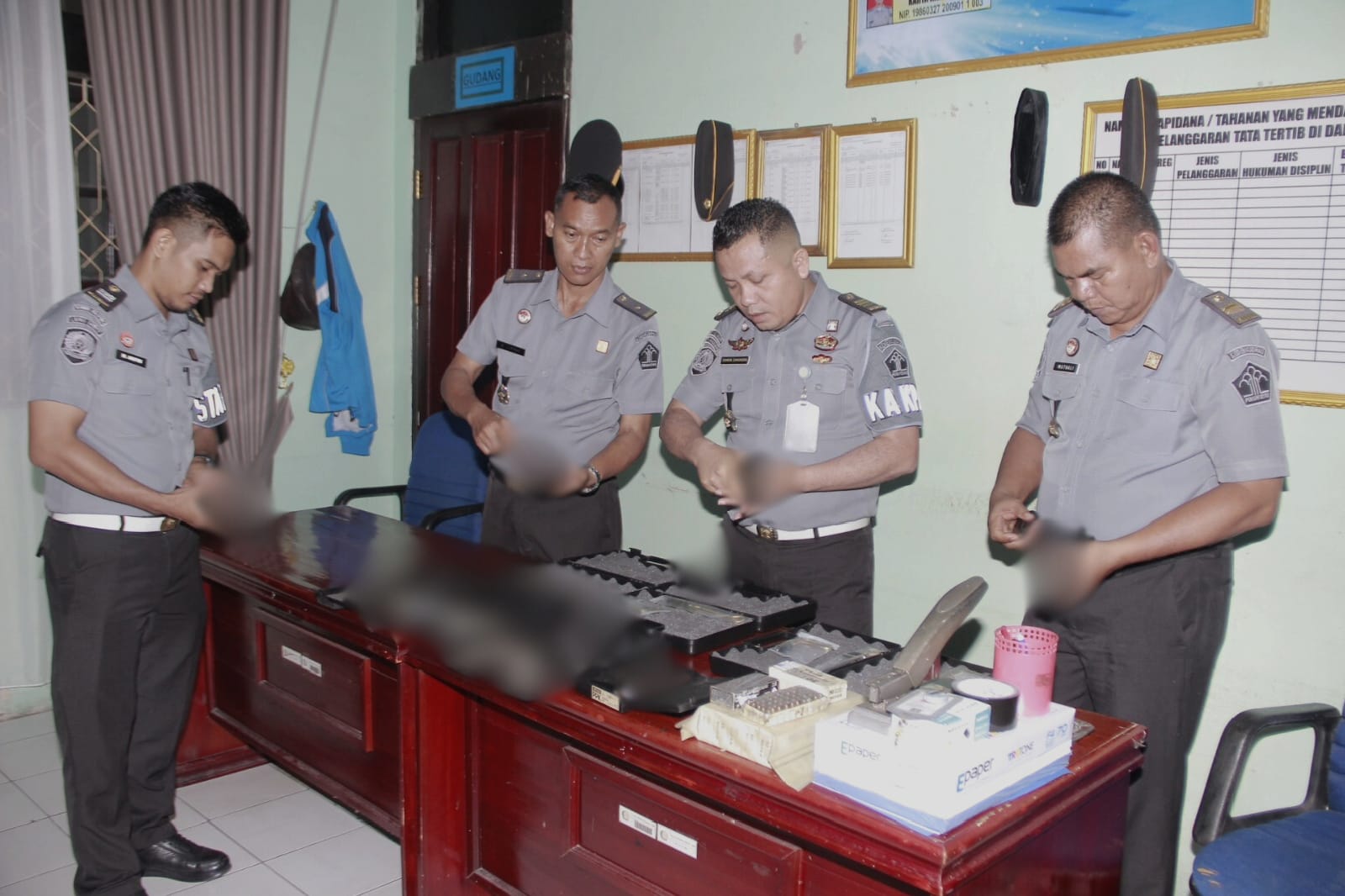Petugas Lapas Klas IIB Sampit Periksa Kondisi Senjata Api