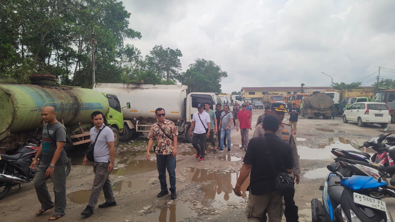 Tidak Ada Kepastian Kerja, Ratusan Sopir Geruduk Kantor Ekspedisi