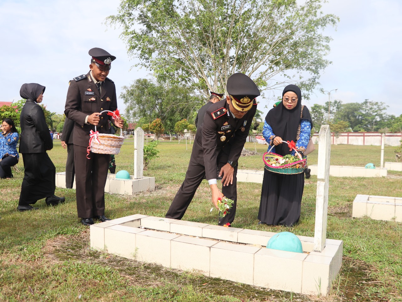Polres Kotim Lakukan Ziarah dan Tabur Bunga di TMP Batarung Sampit