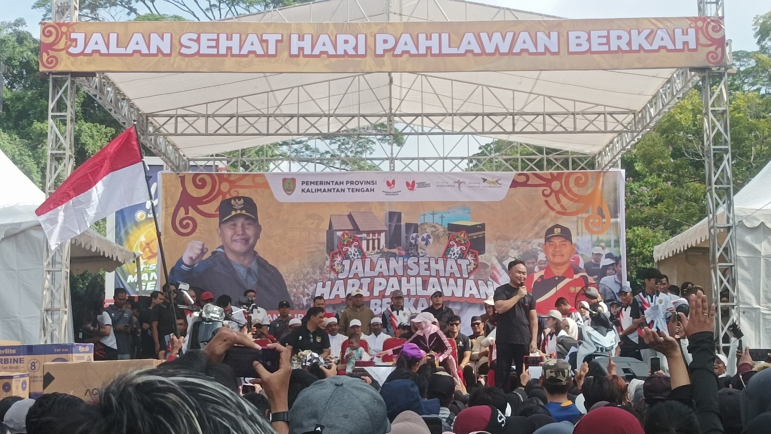 Masyarakat Antusias Ikuti Jalan Sehat Bersama Gubernur Kalteng di Sampit