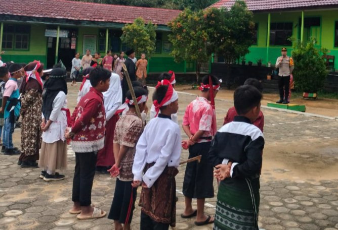 Kapolsek Cempaga Hulu Ajak Siswa SD Mengenal Pahlawan Sejak Dini 