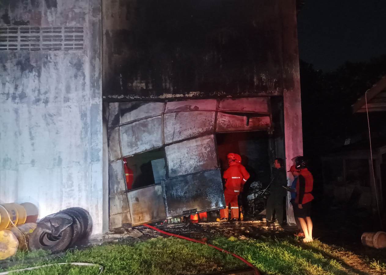 Petugas Tanggap Padamkan Api, Bangunan Hanya 20 Persen Terbakar