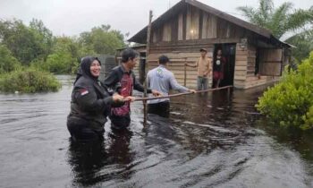 Kades Sei Ubar Mandiri saat mendampingi Wakil Bupati Kotim saat mengecek keadaan masyarakat yang terkena musibah banjir, Kamis, 28 November 2024