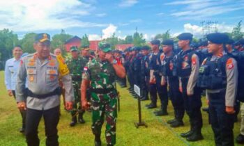 Kapolda Kalteng Irjen Pol Djoko Poerwanto dan Pangdam XII Tanjungpura, Mayjen TNI Iwan Setiawan saat mengecek personel.