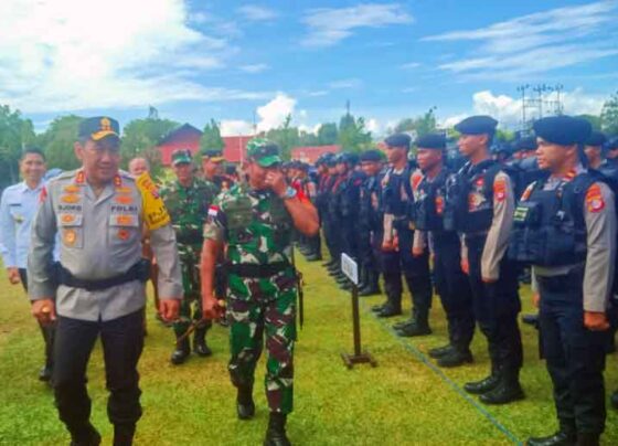 Kapolda Kalteng Irjen Pol Djoko Poerwanto dan Pangdam XII Tanjungpura, Mayjen TNI Iwan Setiawan saat mengecek personel.