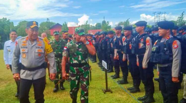 Kapolda Kalteng Irjen Pol Djoko Poerwanto dan Pangdam XII Tanjungpura, Mayjen TNI Iwan Setiawan saat mengecek personel.