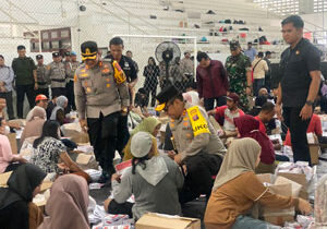 Kapolda Kalteng saat berbincang dengan petugas sortir dan pelipatan surat suara di tempat penyimpanan logistik Pemilu KPU Kotim, Jumat, 1 November 2024