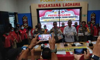 Kapolres Katingan AKBP Chandra Ismawanto didampingi Kasatresnarkoba Iptu Supriyadi menjelaskan terkait penangkapan 14 warga yang diduga sebagai pengedar sabu, Senin, 18 November 2024