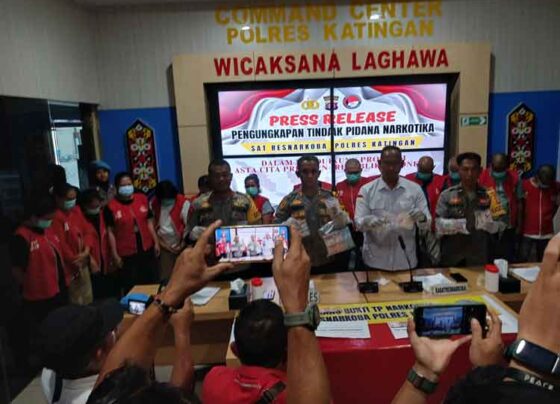 Kapolres Katingan AKBP Chandra Ismawanto didampingi Kasatresnarkoba Iptu Supriyadi menjelaskan terkait penangkapan 14 warga yang diduga sebagai pengedar sabu, Senin, 18 November 2024