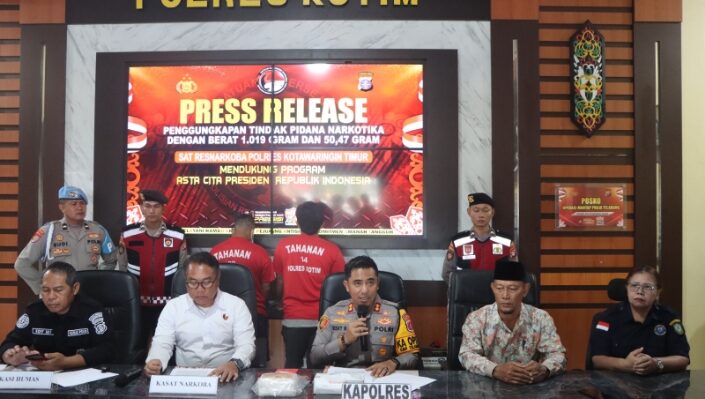 Kapolres Kotim AKBP Maulana Zulkarnain saat pers rilis sabu 1 kilogram, Selasa, 12 November 2024