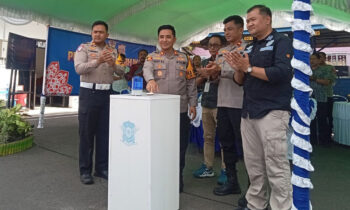 Kapolres Kotim AKBP Resky Maulana Zulkarnaen menekan sirine tanda diresmikannya Program Satu Hari Satu Desa Satlantas Polres Kotim