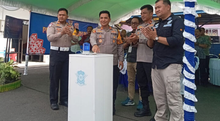 Kapolres Kotim AKBP Resky Maulana Zulkarnaen menekan sirine tanda diresmikannya Program Satu Hari Satu Desa Satlantas Polres Kotim