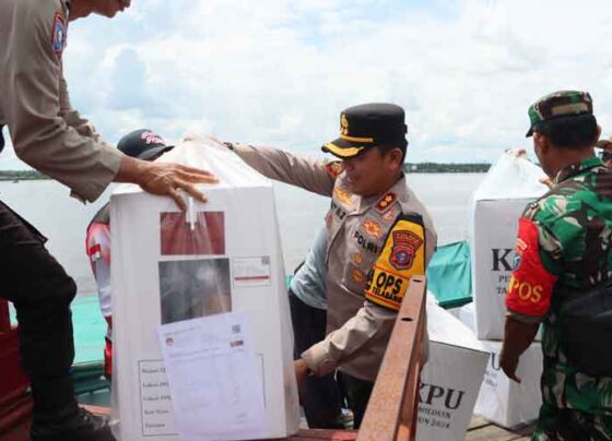 Kapolres Kotim AKBP Resky Maulana Zulkarnaen saat menyalurkan logistik Pilkada ke Kecamatan Pulau Hanaut, Senin, 25 November 2024