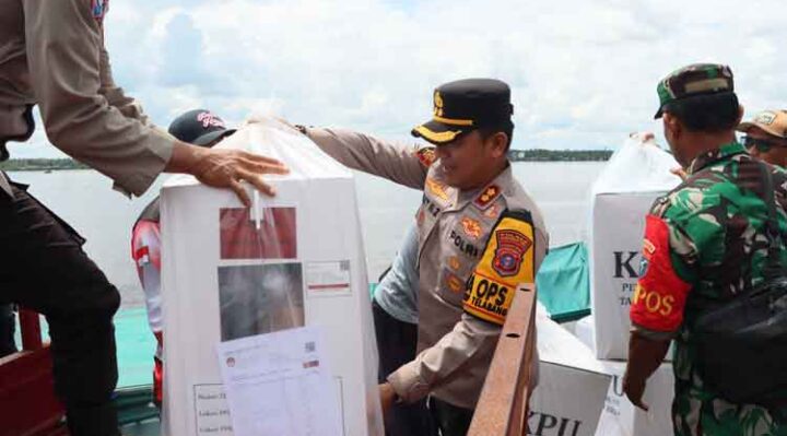 Kapolres Kotim AKBP Resky Maulana Zulkarnaen saat menyalurkan logistik Pilkada ke Kecamatan Pulau Hanaut, Senin, 25 November 2024