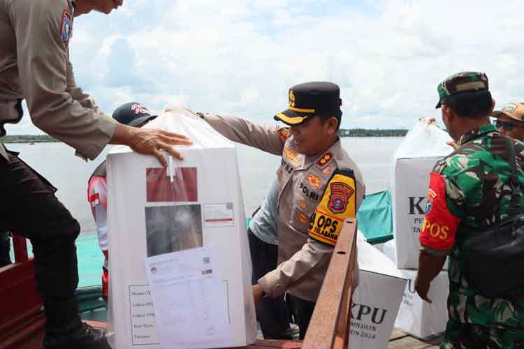 Kapolres Terjun Langsung Distribusikan Logistik Pilkada ke Pulau Hanaut