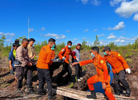 Kapolsek Sabangau Iptu Ahmad Taufiq bersama tim SAR melakukan evakuasi jasad EMA.