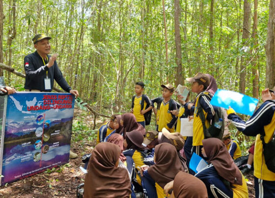 Kepala BKSDA Resort Sampit, Muriansyah saat menjelaskan berbagai reftil yang dilindungi Undang Undang kepada anak anak.