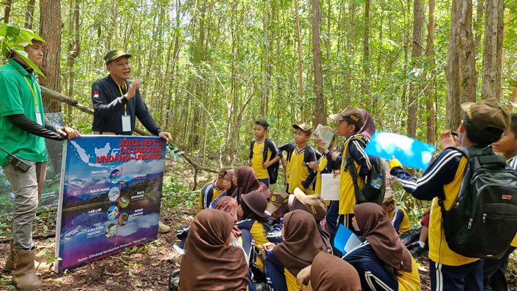BKSDA Resort Sampit Gencarkan Edukasi Satwa Liar dan Pasang Spanduk Peringatan di Lokasi Memancing