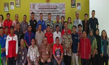 Kepala Kesbangpol Katingan, Roby foto bersama para peserta sosialisasi