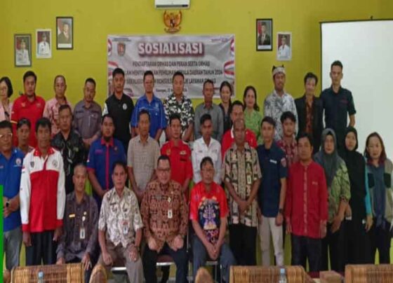 Kepala Kesbangpol Katingan, Roby foto bersama para peserta sosialisasi