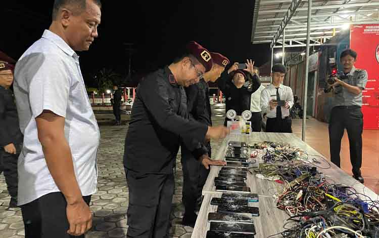 Lapas Sampit Gelar Deklarasi Zero Halinar, Musnahkan 55 HP, Sajam, serta Puluhan Barang Sitaan