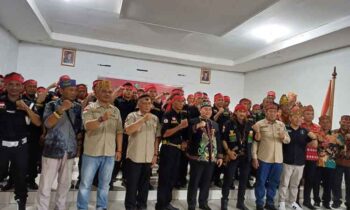 Ketua DAD Kotim Halikinnor saat berfoto bersama dengan pengurus dan anggota Batamad di Kecamatan Baamang