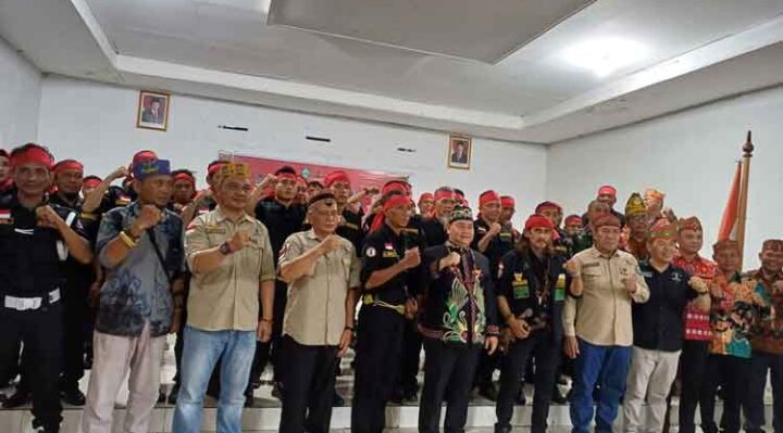 Ketua DAD Kotim Halikinnor saat berfoto bersama dengan pengurus dan anggota Batamad di Kecamatan Baamang