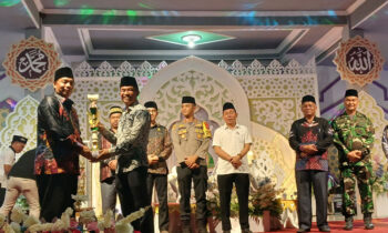 Ketua DPRD Kabupaten Katingan, Marwan Susanto menyerahkan tropi piala kepada perwakilan peserta pada malam penutupan MTQ ke 16 tingkat kabupaten.