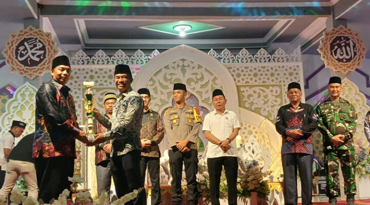 Ketua DPRD Kabupaten Katingan, Marwan Susanto menyerahkan tropi piala kepada perwakilan peserta pada malam penutupan MTQ ke 16 tingkat kabupaten.