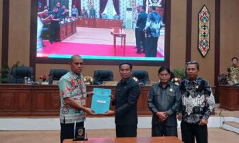 Ketua DPRD Katingan Marwan Susanto didampingi Wakil Ketua 1 Nanang Suriansyah dan Wakil Ketua II Wiwin Susanto menyerahlan dokumen APBD tahun anggaran 2025 kepada Sekda Katingan, Pransang.