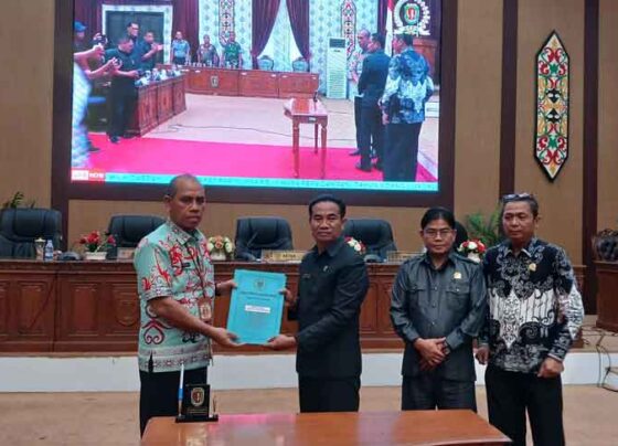 Ketua DPRD Katingan Marwan Susanto didampingi Wakil Ketua 1 Nanang Suriansyah dan Wakil Ketua II Wiwin Susanto menyerahlan dokumen APBD tahun anggaran 2025 kepada Sekda Katingan, Pransang.