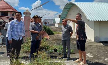 Ketua DPRD Kotim Rimbun melihat kondisi roof top Pasar PPM yang diusulkan menjadi wahana wisata, Selasa, 5 November 2024.