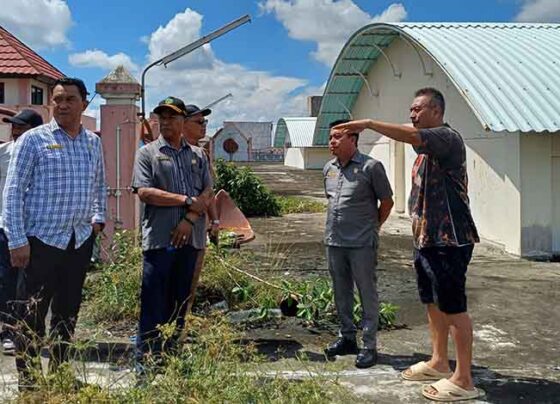 Ketua DPRD Kotim Rimbun melihat kondisi roof top Pasar PPM yang diusulkan menjadi wahana wisata, Selasa, 5 November 2024.