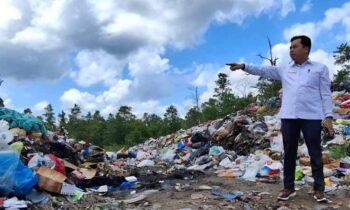 Ketua DPRD Kotim Rimbun meninjau penumpukan sampah di Jalan Sawit Raya, Rabu, 6 November 2024.