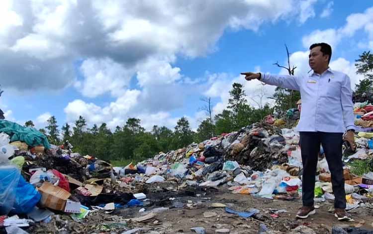 DPRD Kotim Soroti Penumpukan Sampah di Jalan Sawit Raya yang Mengganggu Lingkungan