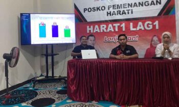 Ketua Pemenangan Harati Angga didampingi perwakilan Lembaga Survei Charta Politika Indonesia (baju hitam). Rabu, 27 November 2024