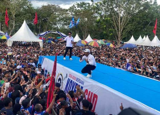 Nadalsyah dan Supian Hadi berada di tengah pendukung saat Kampanye Akbar di Stadion 29 Nopember Sampit, Kamis, 21 November 2024.