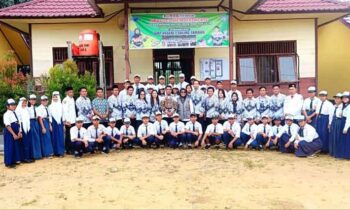 Para guru dan siswa SMPN 1 Suling Tambun saat berfoto bersama saat hari guru nasional.